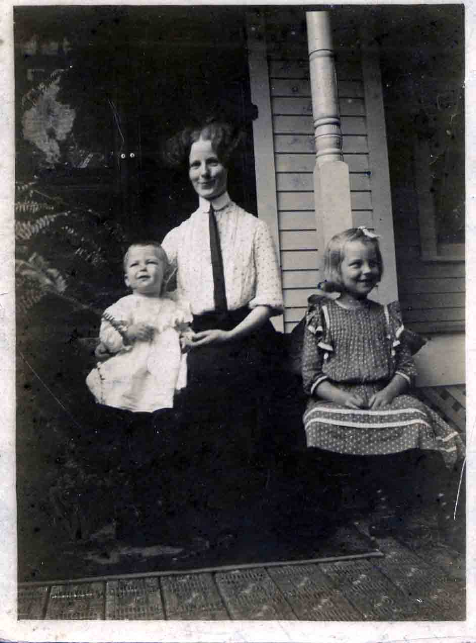 Viola Rankin Rowles with son Don and daughter Jane