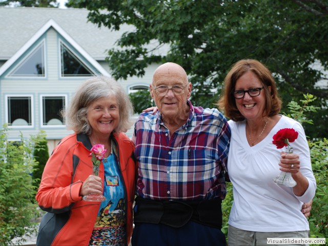 July 26: After a drizzly lunch at the Coveside restaurant in Christmas Cove, Nancy and Sue visited with Richard of the Unique Yankee Inn.  He gave them each a fresh-cut rose in bud vase. 